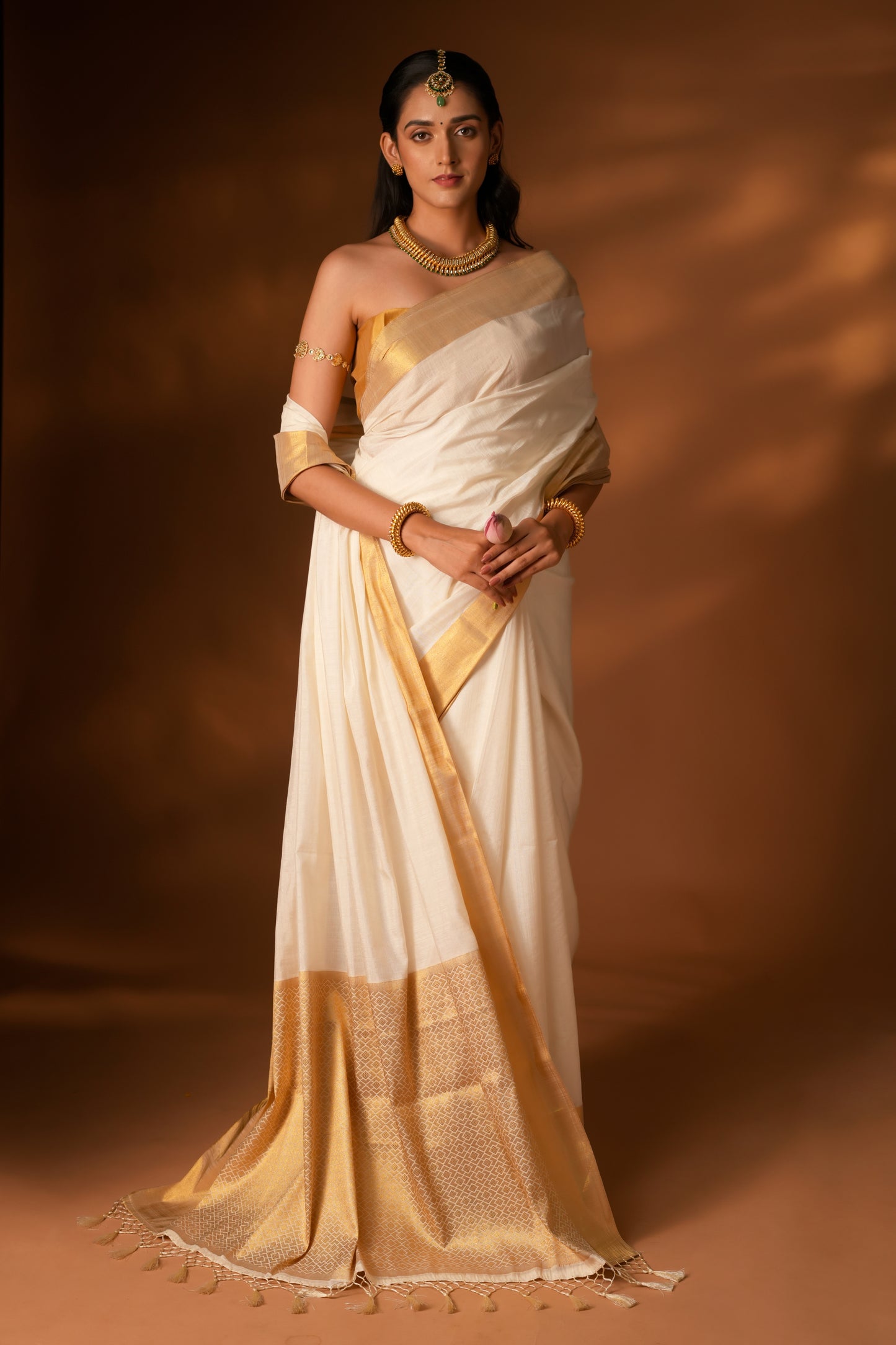 OFF WHITE LINEN SAREE WITH GOLDEN PALLU