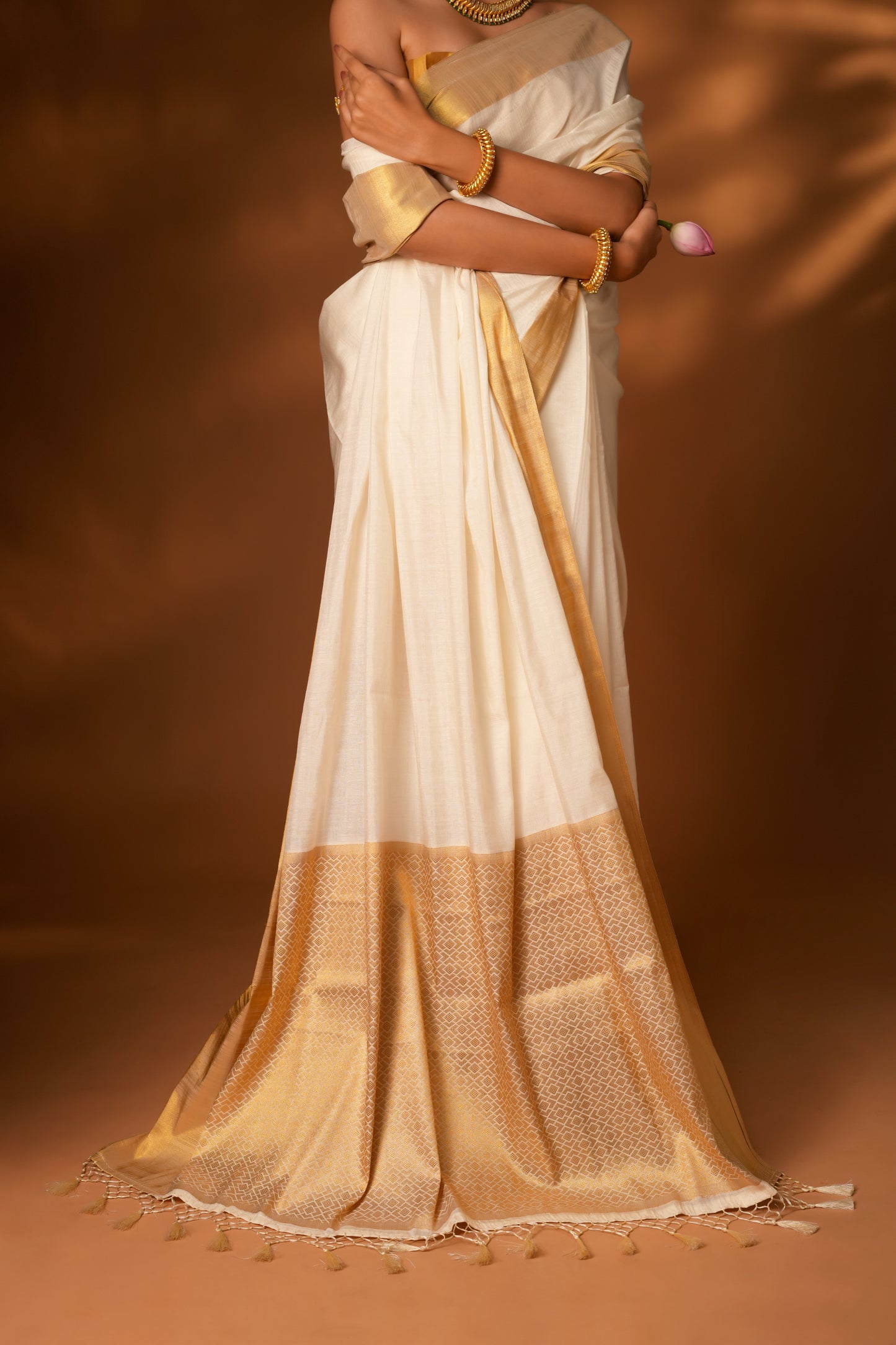 OFF WHITE LINEN SAREE WITH GOLDEN PALLU