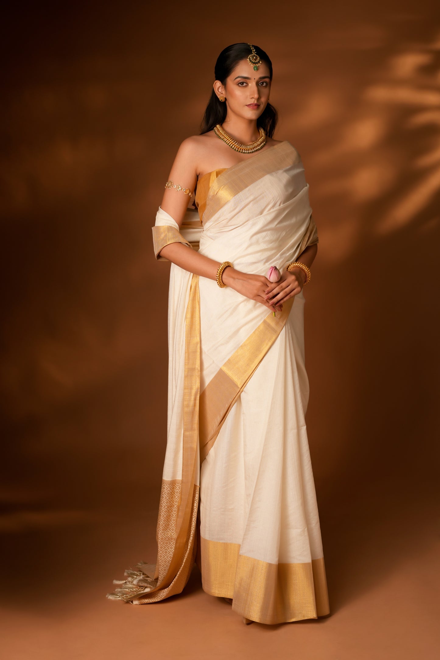 OFF WHITE LINEN SAREE WITH GOLDEN PALLU